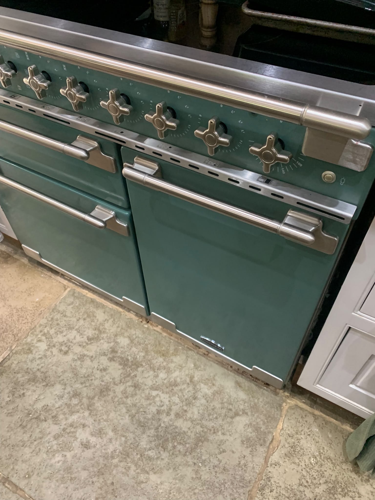 Specialist Range Clean in Surrey — AM 2 PM Cleaning Services
